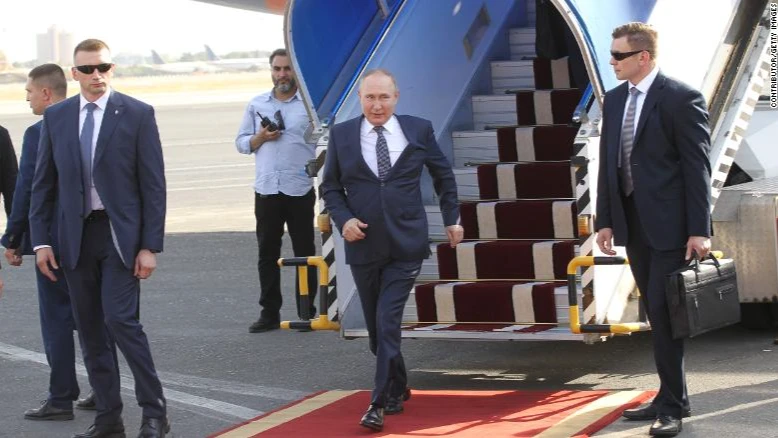 Владимир Путин прилетел в Иран на конференцию