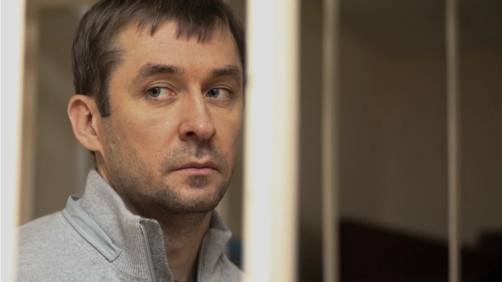 Суд отправил за решетку на 16 лет Дмитрия Захарченко и обязал выплатить штраф в 500 млн рублей. Всего за 10 лет экс-полковник взял взяток 1, 4 млрд рублей