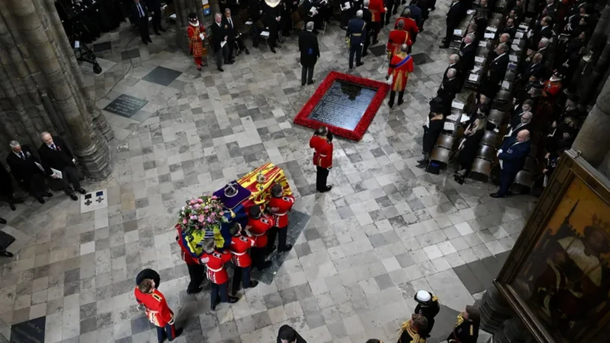 После прощания в Вестминстер-холле гроб с телом королевы доставили в Вестминстерское аббатство.  Фото: Nariman El-Mofty - WPA Pool. Getty Images