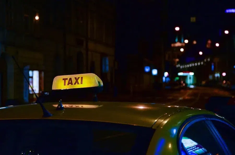 Новосибирским таксистам удалось заработать до 12 тыс. рублей за новогоднюю ночь. Заказывали такси в Бердск через весь Новосибирск