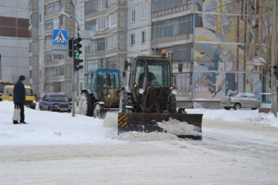 В Бердске с утра дороги чистят 8 единиц техники