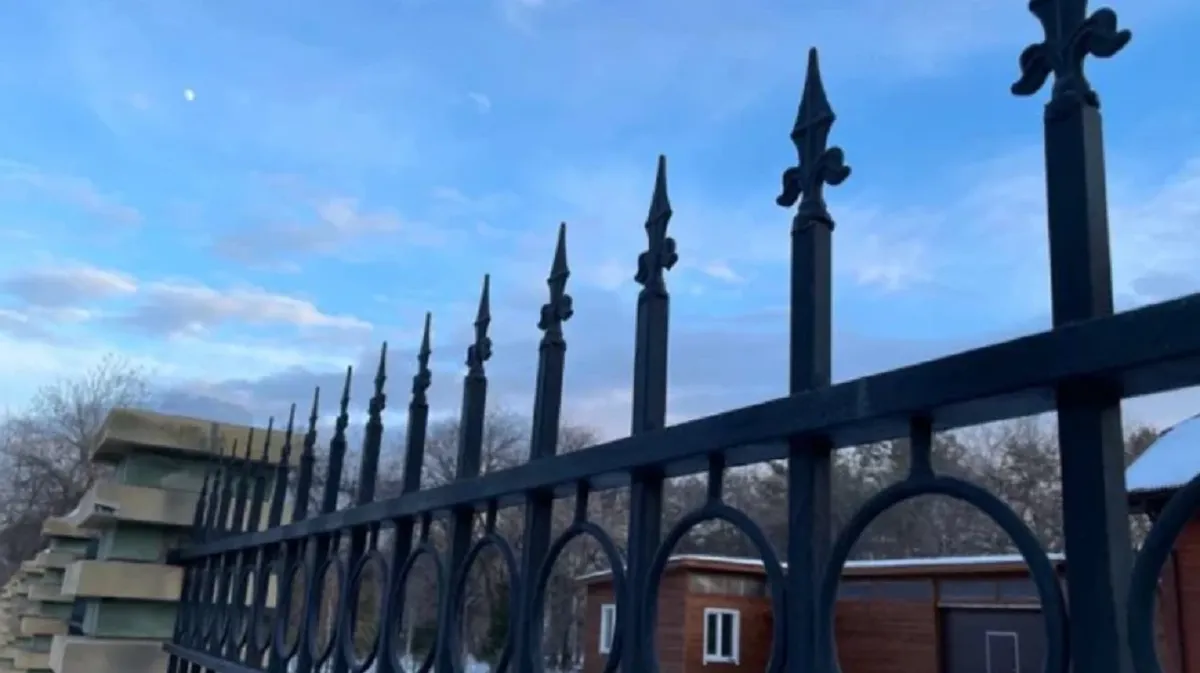 Житель Екатеринбурга попытался перепрыгнуть забор со штырями и повис на нем