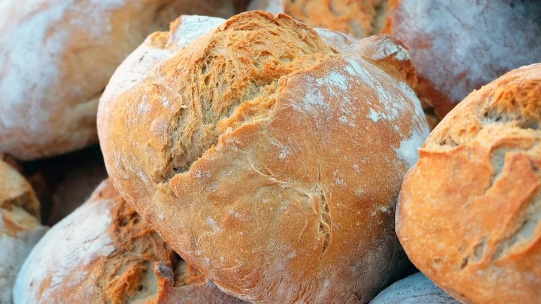 В Татарстане 4-летняя девочка ела хлеб в котором была проволока. «Железным» куском она исцарапала себе все горло
