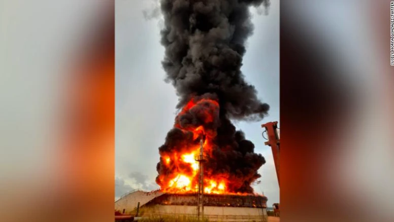 На Кубе горит резервуар для хранения нефти - удар молнии вызвал мощный пожар 