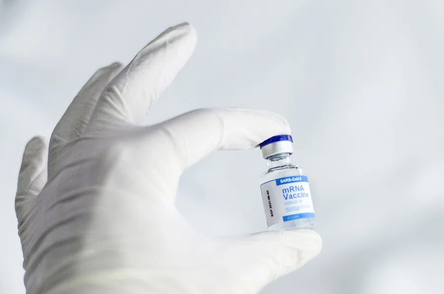 Новый штамм коронавируса «омикрон» может вытеснить «дельту», заявил вирусолог Александр Гинцбург
