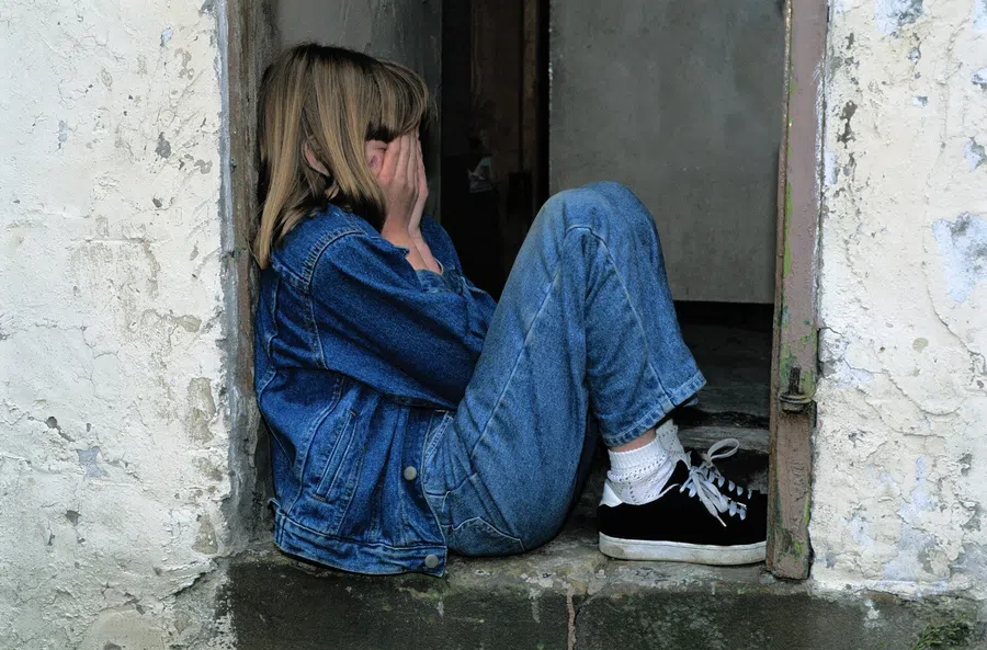 Исследование обнаружило связь между детской бедностью и психическими расстройствами во взрослом возрасте