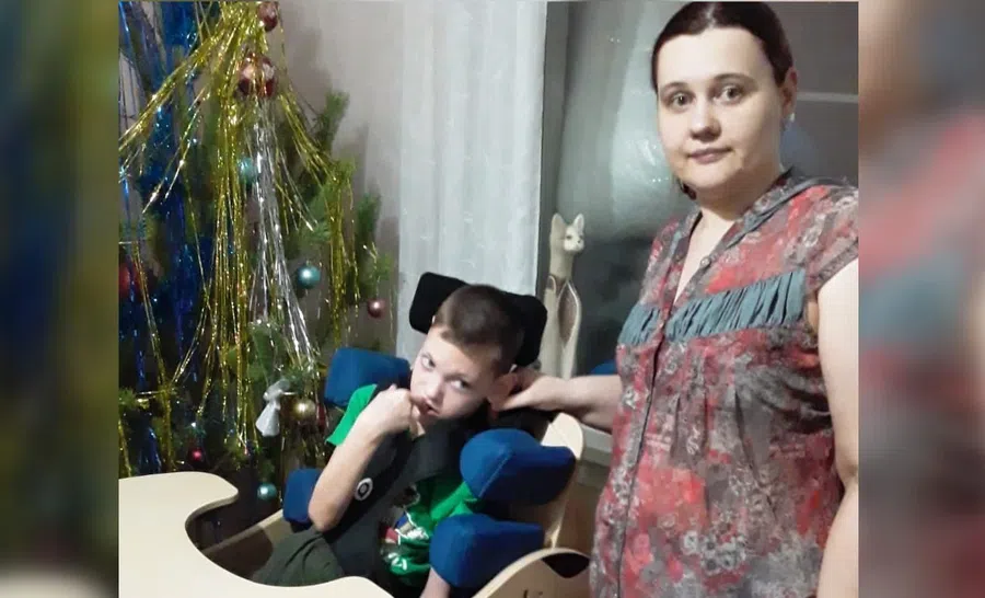 В Бердске 9-летнему Матвею Динеге с ДЦП привезли функциональный стул. Ребенок поблагодарил меценатов за новогоднее чудо
