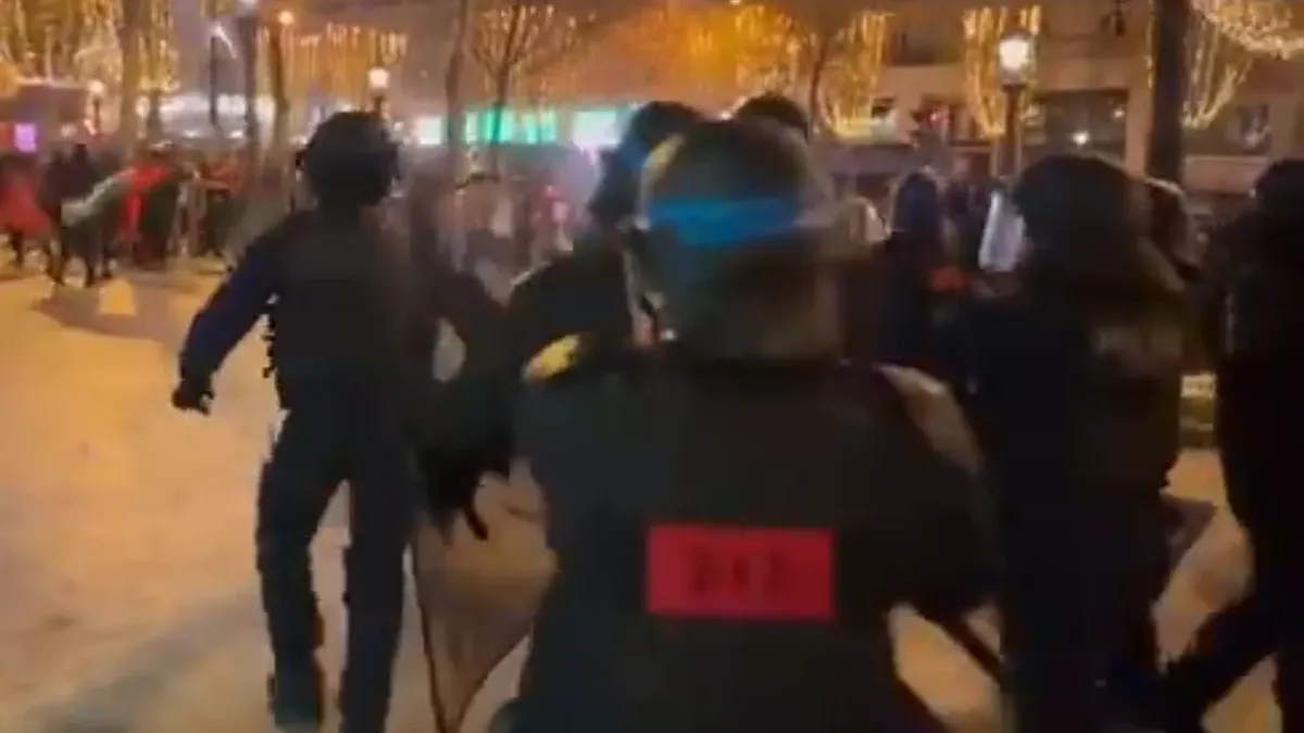 «Дубинки и слезоточивый газ» Футбольные фанаты из Марокко устроили в Париже массовые беспорядки – видео