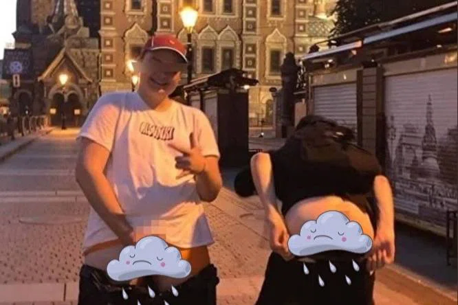 Двух подростков задержали за фото без штанов на фоне храма Спаса-на-Крови в Петербурге