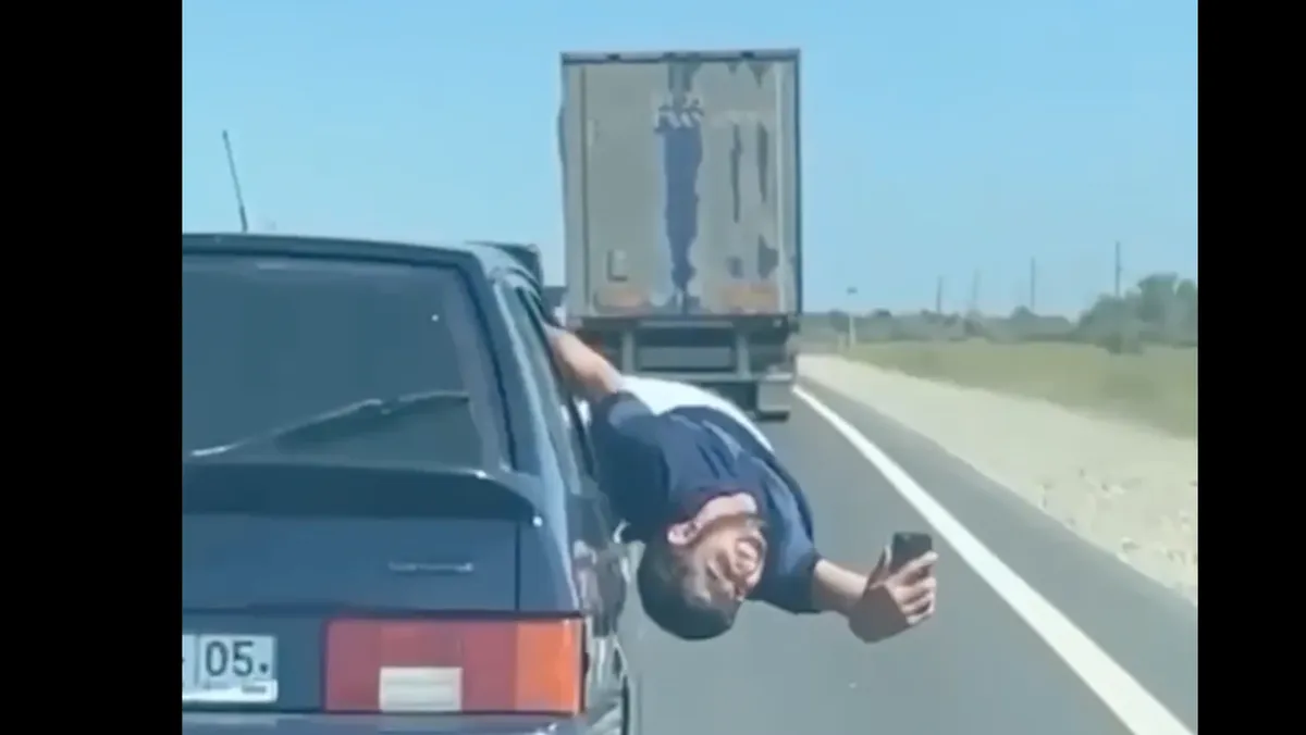 В Дагестане любитель экстремального селфи сделал снимок,  высунувшись из окна автомобиля и попал под статью