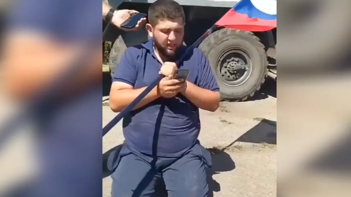 В Херсонской области бойцы «Беркута» поставили на колени местного жителя, который сорвал флаг России и вытер об него ноги. Видео с перевоспитанием 