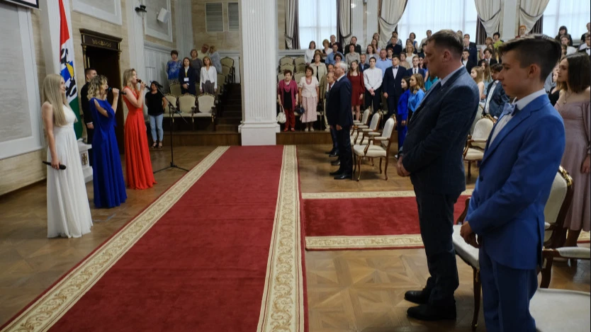 Андрей Травников на Губернаторском приеме поздравил новосибирских выпускников-медалистов