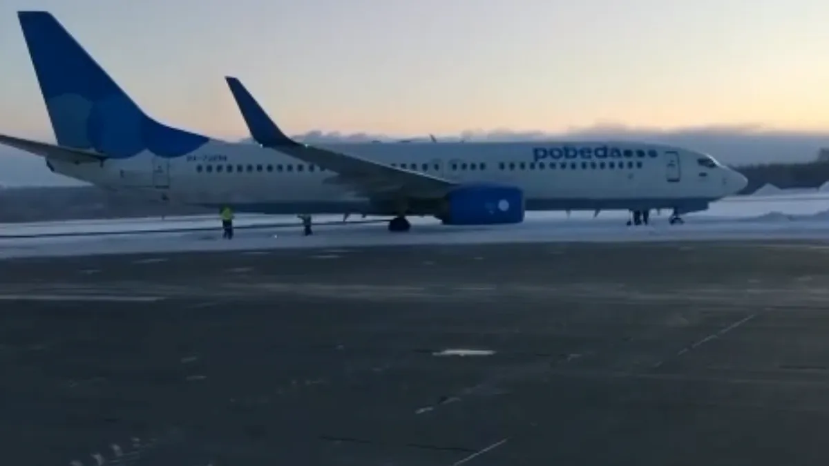 Самолет авиакомпании «Победа», направляющийся из Перми в Москву, врезался в сугроб на взлетной полосе, и не смог взлететь – видео