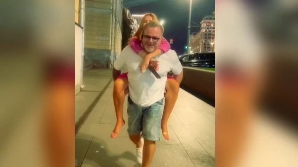 «Сильная любовь - все готов отдать» Владимир Пресняков нежно носит Наталью Подольскую на руках и отдает ей свои кеды, если она устала на шпильках - видео