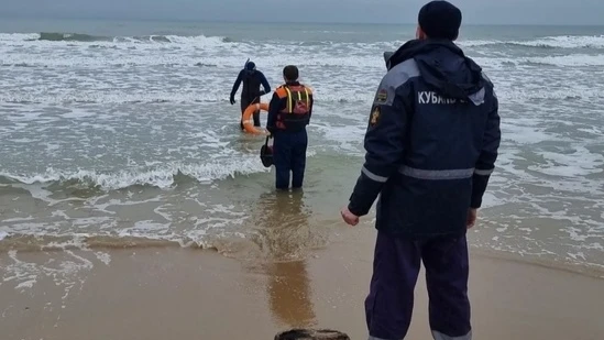В Анапе 13-летняя девочка погибла во время купания. Сильный шторм унес ее с матерью в море