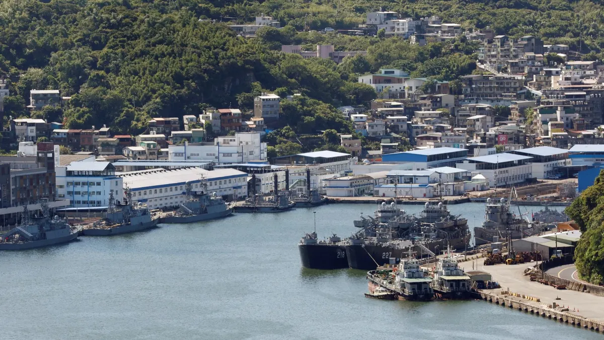 Корабли ВМС Тайваня в порту Килунг. Фото: Jameson Wu/REUTERS