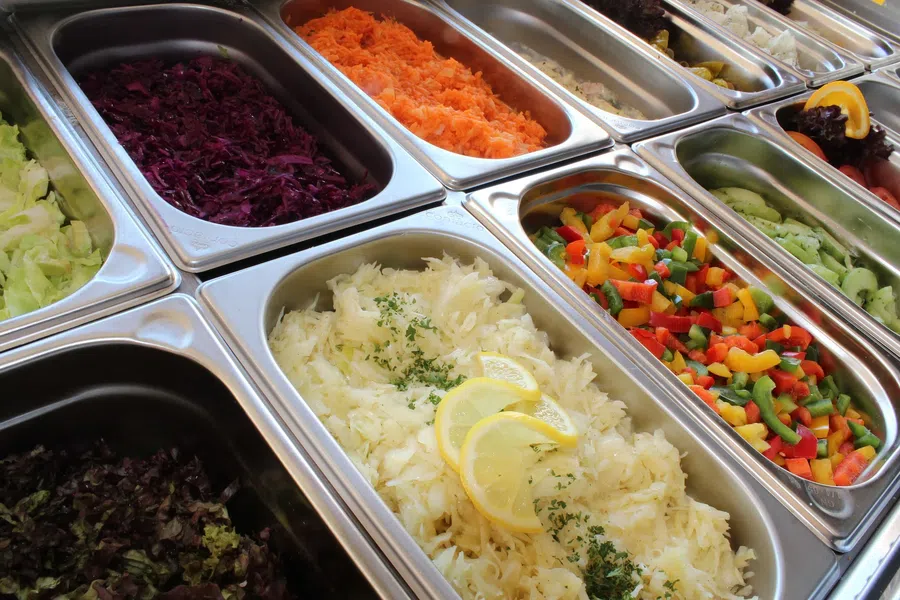 В российских школах детям предложат шведский стол для разнообразного и правильного питания