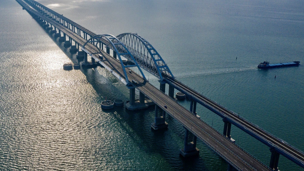 Украинские боевики решили взорвать Крымский мост. Генерал ВСУ пообещал сделать это из зарубежных ракет после обещания Зеленского о том, что «подарки» США не будут бить по России