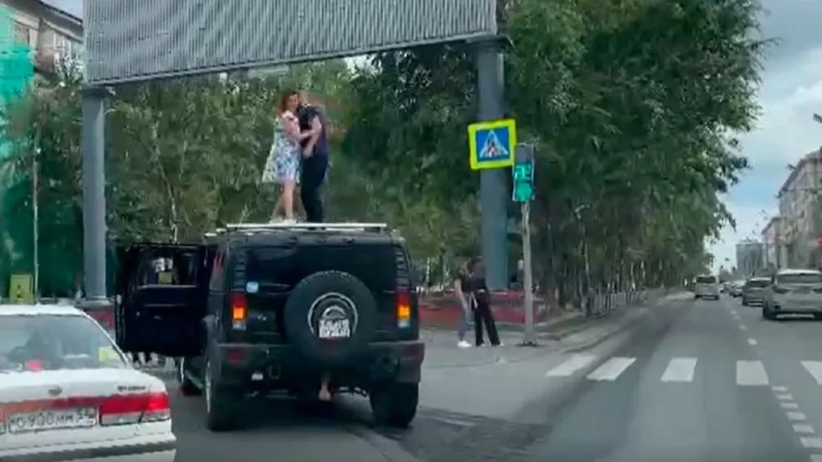 В Новосибирске заметили пару, танцующую на крыше «Хаммера». Фото: скриншот с видео