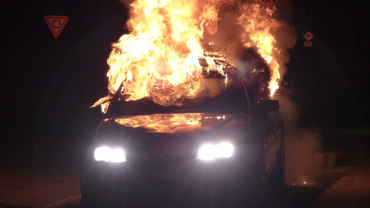 Супруги из Ростова-на-Дону сожгли автомобиль полицейского, на котором была наклейка Z