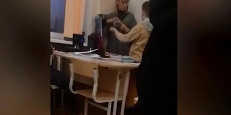 "Мне на тебя вообще пофиг": Учительница влепила пощечину ученику прямо на уроке в школе на Урале
