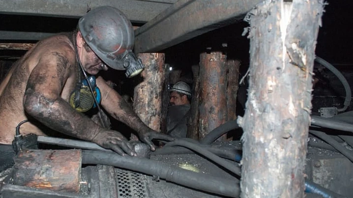 В Кузбассе на шахте «Распадская-Коксовая» нашли живым пропавшего горняка. Мужчина почти неделю сидел под завалами без еды и воды