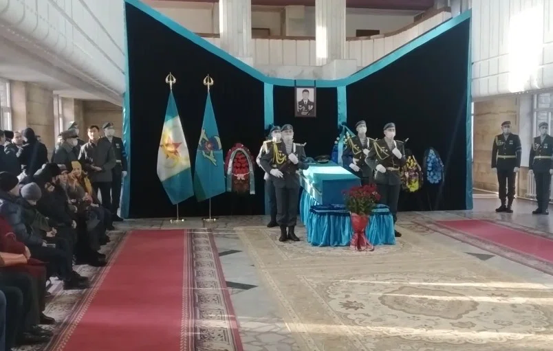 В Алма-Ате прошла церемония прощания с погибшим подполковником ВДВ Сандибеком Хабировым