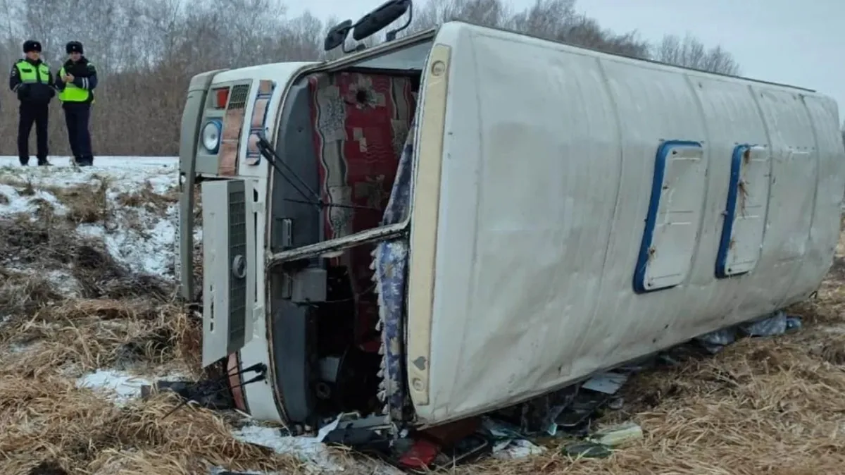  В Новосибирской области перевернулся пассажирский автобус ПАЗ – погибла 7-летняя девочка 