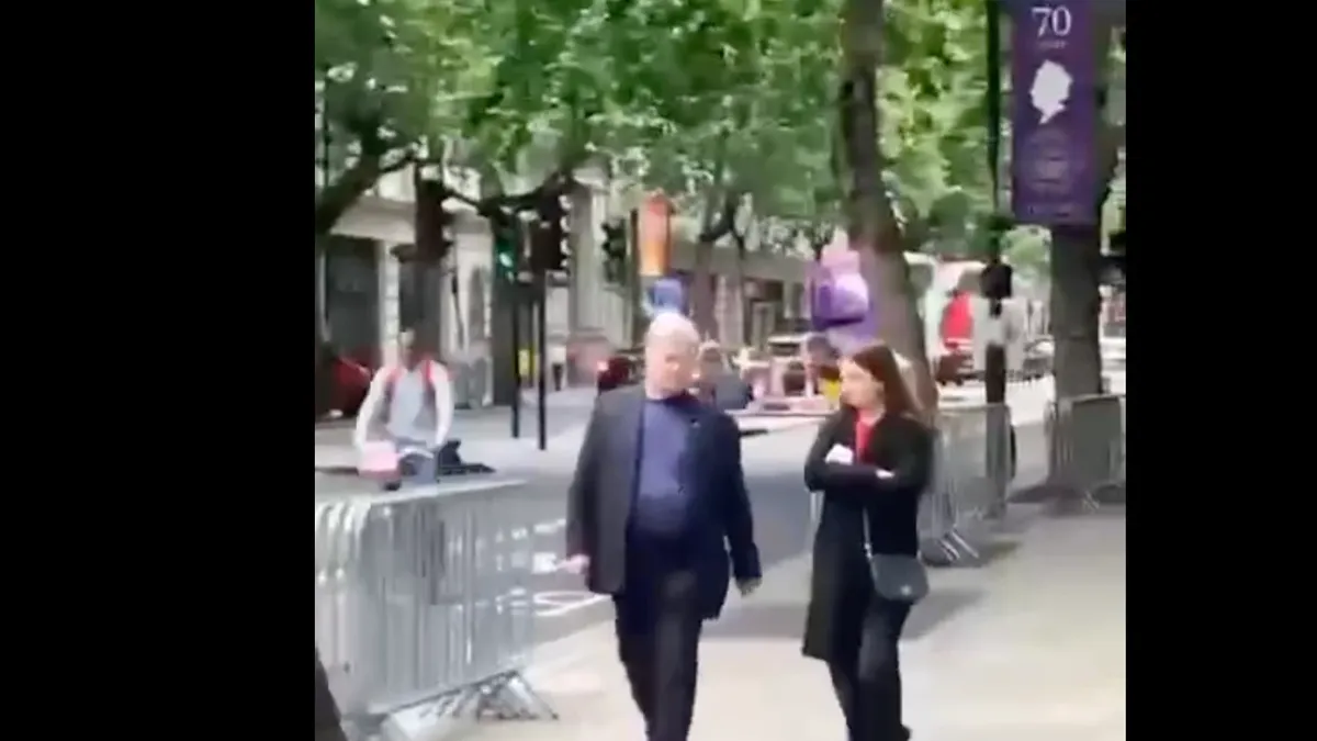 Покинувшего Украину Петра Порошенко заметили на улицах Лондона с девушкой