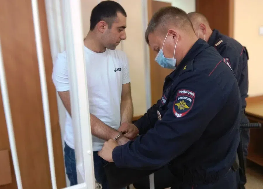 Суд Бердска огласил приговор похитителям уроженца Азербайджана, сбежавшего за границу. На одного подельника наручники надели прямо в зале суда