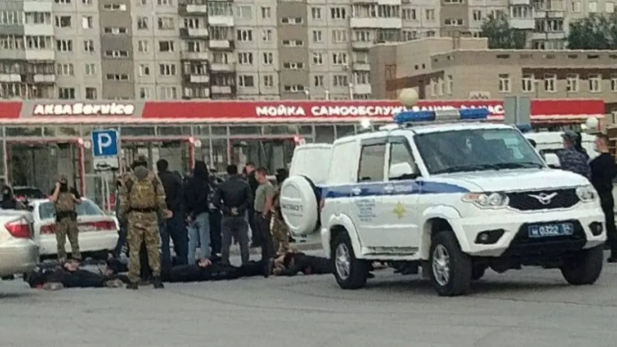 «На стрелку позвали и не пришли»: Десятки сибиряков явились к «Сибирский Молл» из-за начатого конфликта на Центральном рынке. Дебоширов «скрутила» полиция