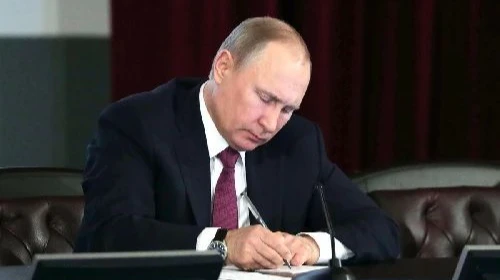 «Россия становится в чём-то сильнее из-за санкций»: Владимир Путин на Евразийском экономическом форуме. Фото: kremlin.ru