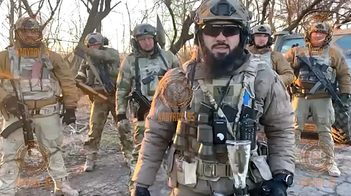 Кадыровцы находят форму военных ВСУ. Фото: скриншот с видео Минобороны