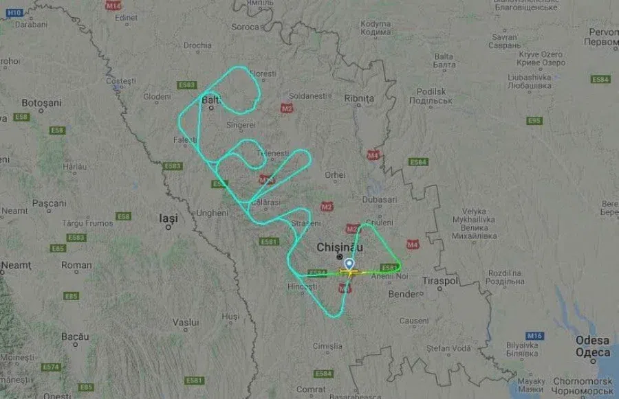 В небе над Молдавией слово Relax написал самолет со 132 пассажирами на борту ради рекламы радиостанции и снятия напряженности