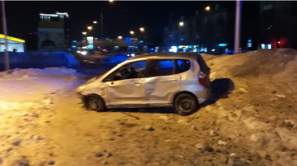 Придавленный собственным автомобилем Honda Fit водитель умер в Новосибирске – иномарку на скорости развернуло и отбросило на несколько метров недалеко от Бугринского моста
