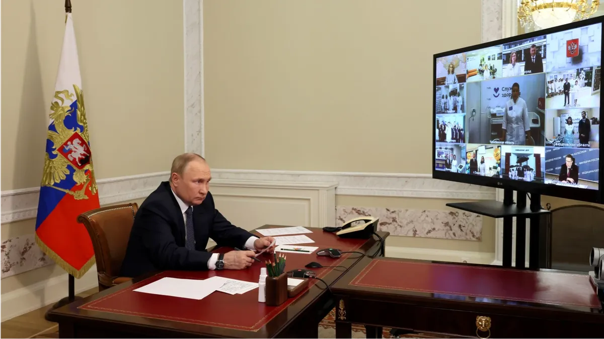 Путин спросил врача в Новосибирске о специально подготовленных для беседы с ним пациентах. Врач ответила, что они подготовленные, но случайные 