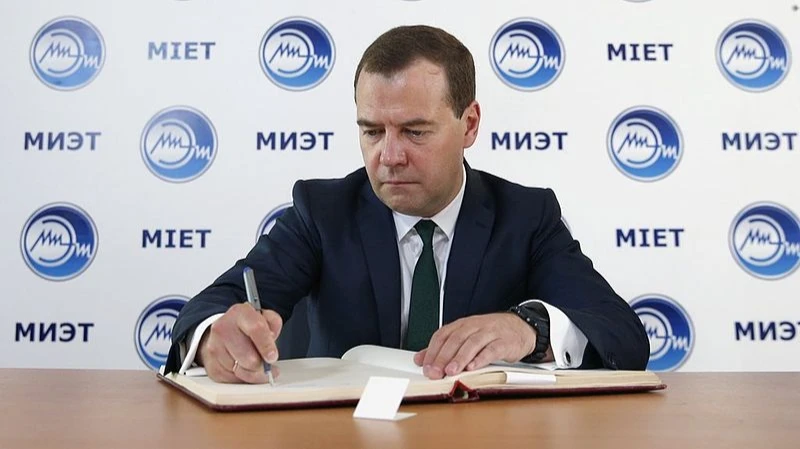 «Внимательно оглядывайтесь» Дмитрий Медведев заступился за попавшего в плен кума Путина Виктора Медведчука и назвал украинских властей «уродцами» 