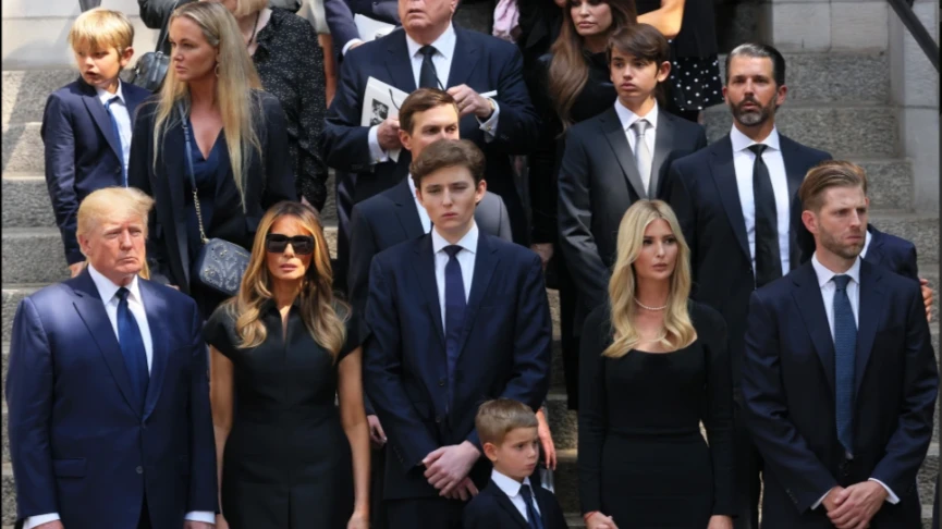 Бывший президент США Дональд Трамп с супругой Меланией и детьми простился со своей первой женой Иваной, умершей после падения с лестницы. Рост звездного наследника Барона удивил всех - фото