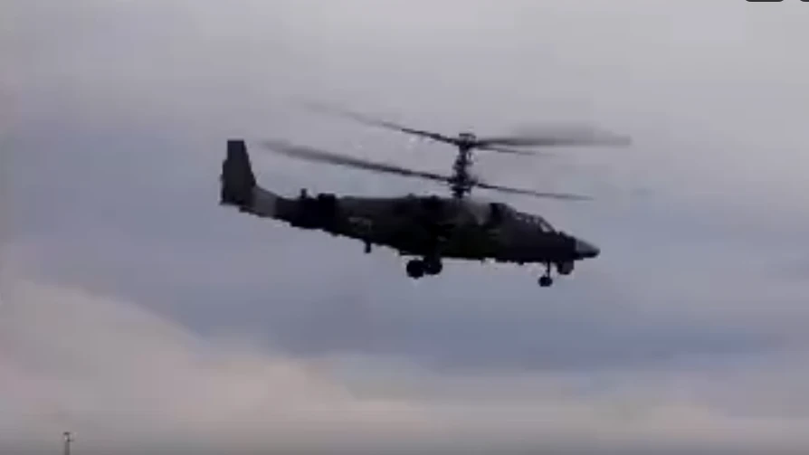 «Сердце с трепетом бьется до дрожи» Минобороны показало уникальные кадры ударов вертолетов Ка-52 по военной технике ВСУ