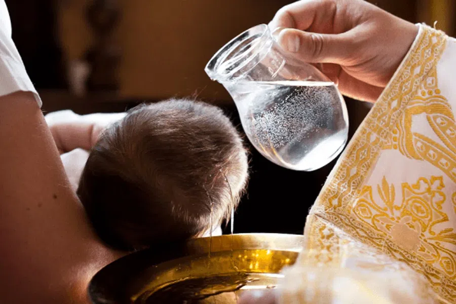 Ватикан объявил тысячи свадеб и крещений недействительными: священник использовал неправильное слово во время церемоний