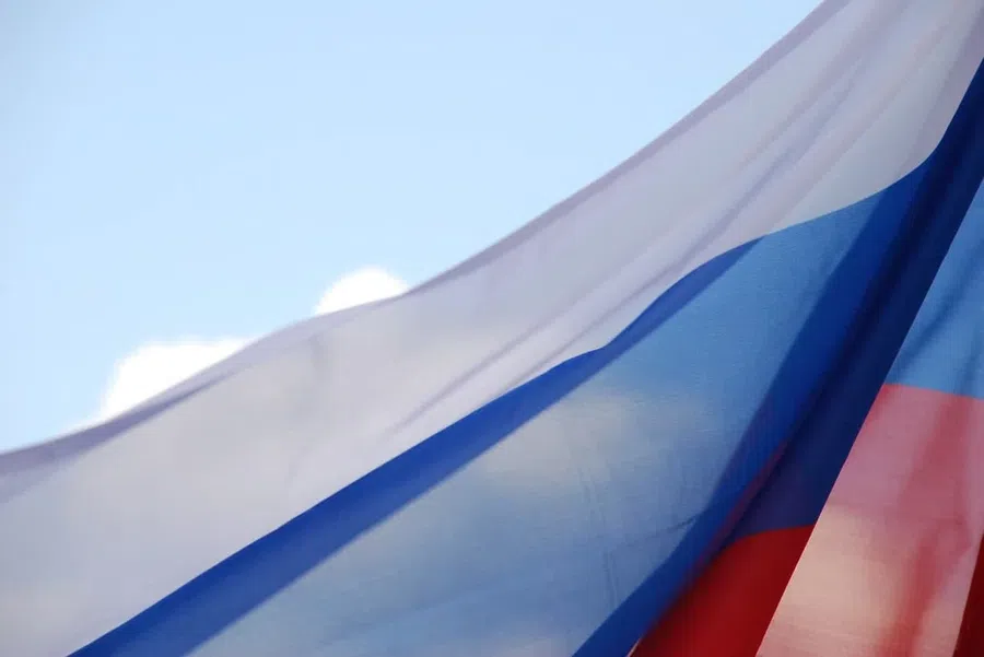 Ежедневное поднятие флага станет обязательным в российских школах с 1 сентября 2021