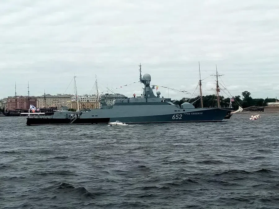 День ВМФ России-2021: Фото и видео с мощнейшими кораблями и подлодками из Санкт-Петербурга