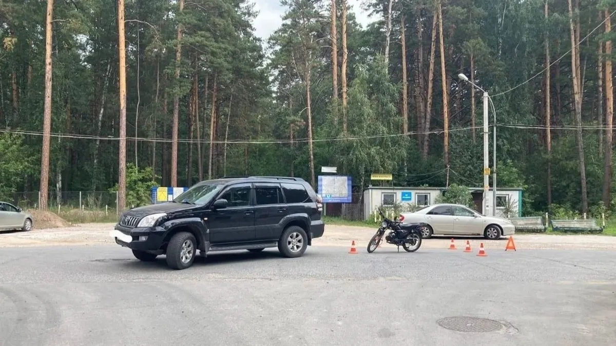 В Новосибирске мальчик за рулем мотоцикла врезался в Тoyota Land Cruiser. Ребенок доставлен в больницу