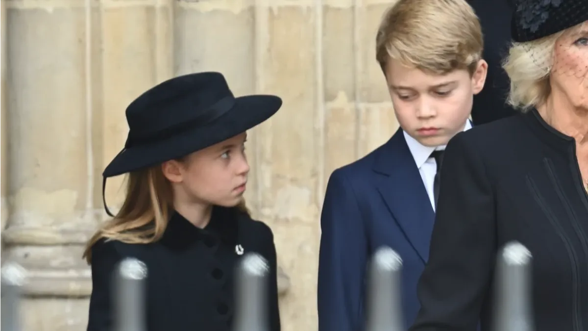 Принцесса Шарлотта и принц Джордж выглядели печальными, когда стояли возле Вестминстерского аббатства. Фото: thesun.co.uk