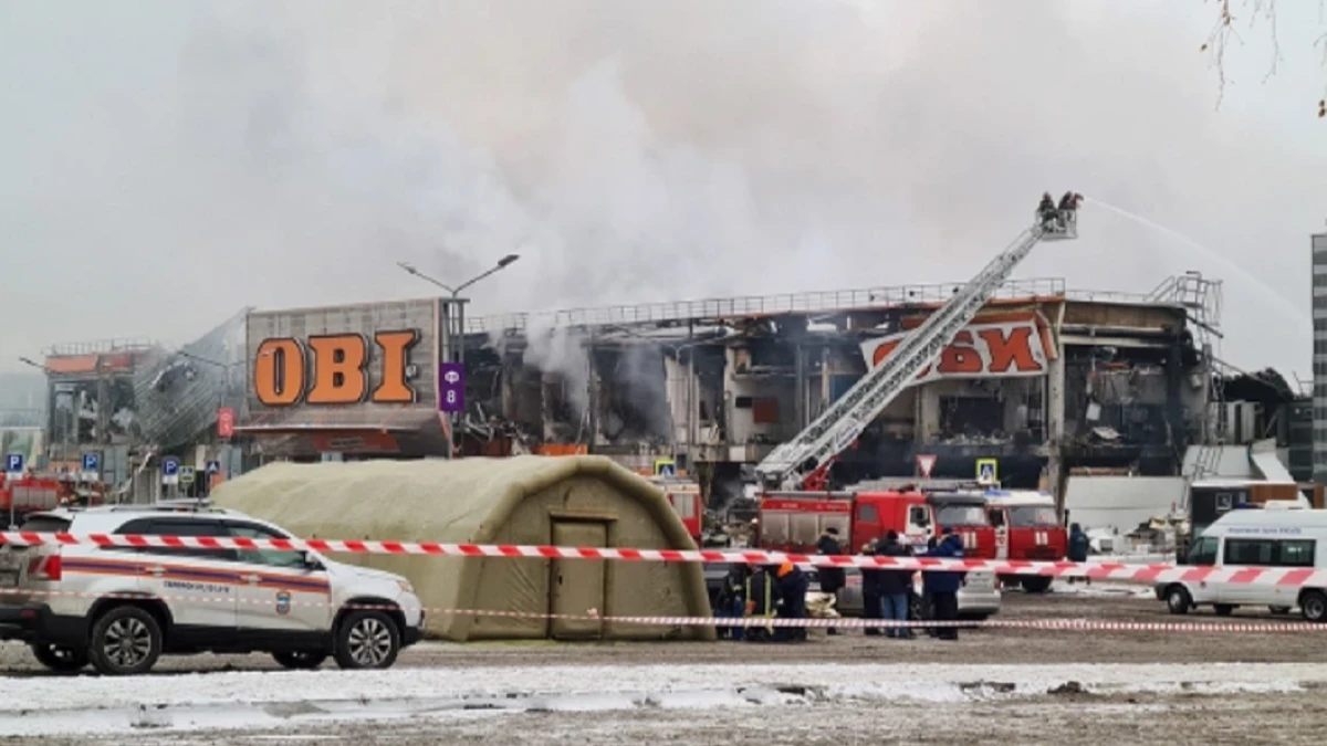 В ТЦ «Мега Химки» в Москве установили причину пожара в гипермаркете OBI. Охранника убило фрагментом обшивки
