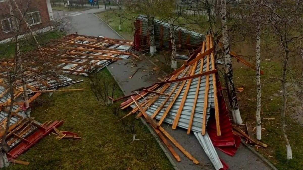В Иркутской области ветром сорвало крышу со здания школы — завтра там должен был пройти последний звонок