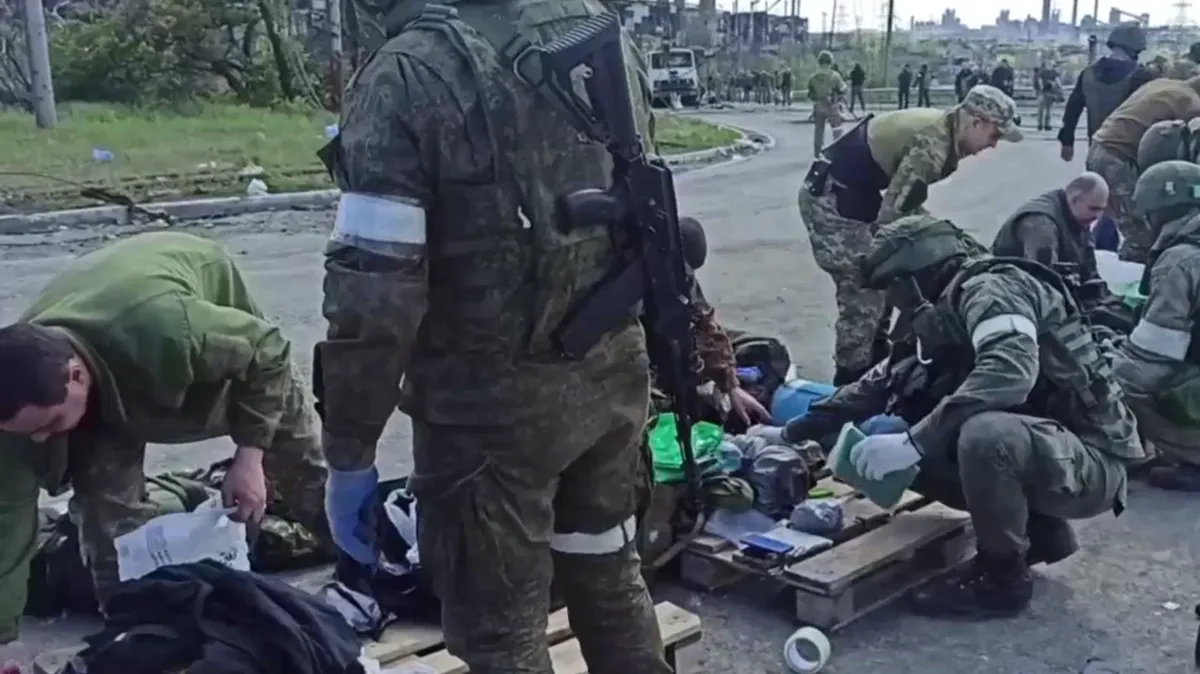 Военнослужащие украинской армии выходили с территории завода истощенными. Фото: Минобороны России