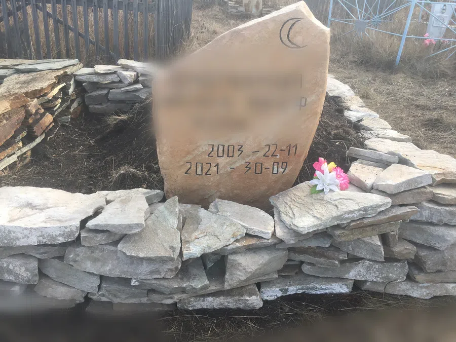 Это могила одной из погибших студенток в Гае — Айгизы.