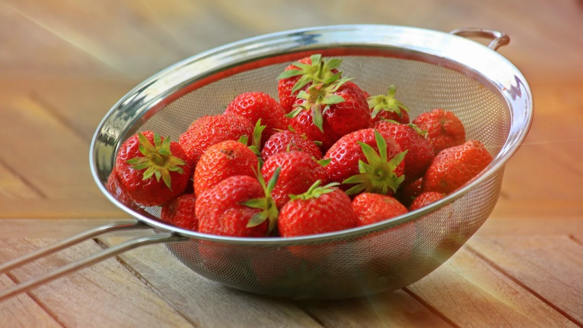 Как сохранить клубнику свежей 2-3 недели: ягода будет ароматной и свежей благодаря простого лайфхака для хранения продуктов