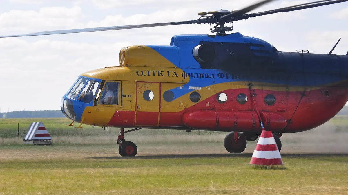 На Ямале вертолётчик сначала попытался сбить с ног авиатехника, а затем пожаловался на своего работодателя в Ространснадзор